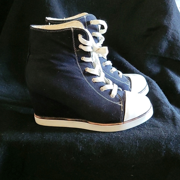 3 for$40  Sneaker Boots with tie-up Laces sz. 8 - Picture 2 of 6